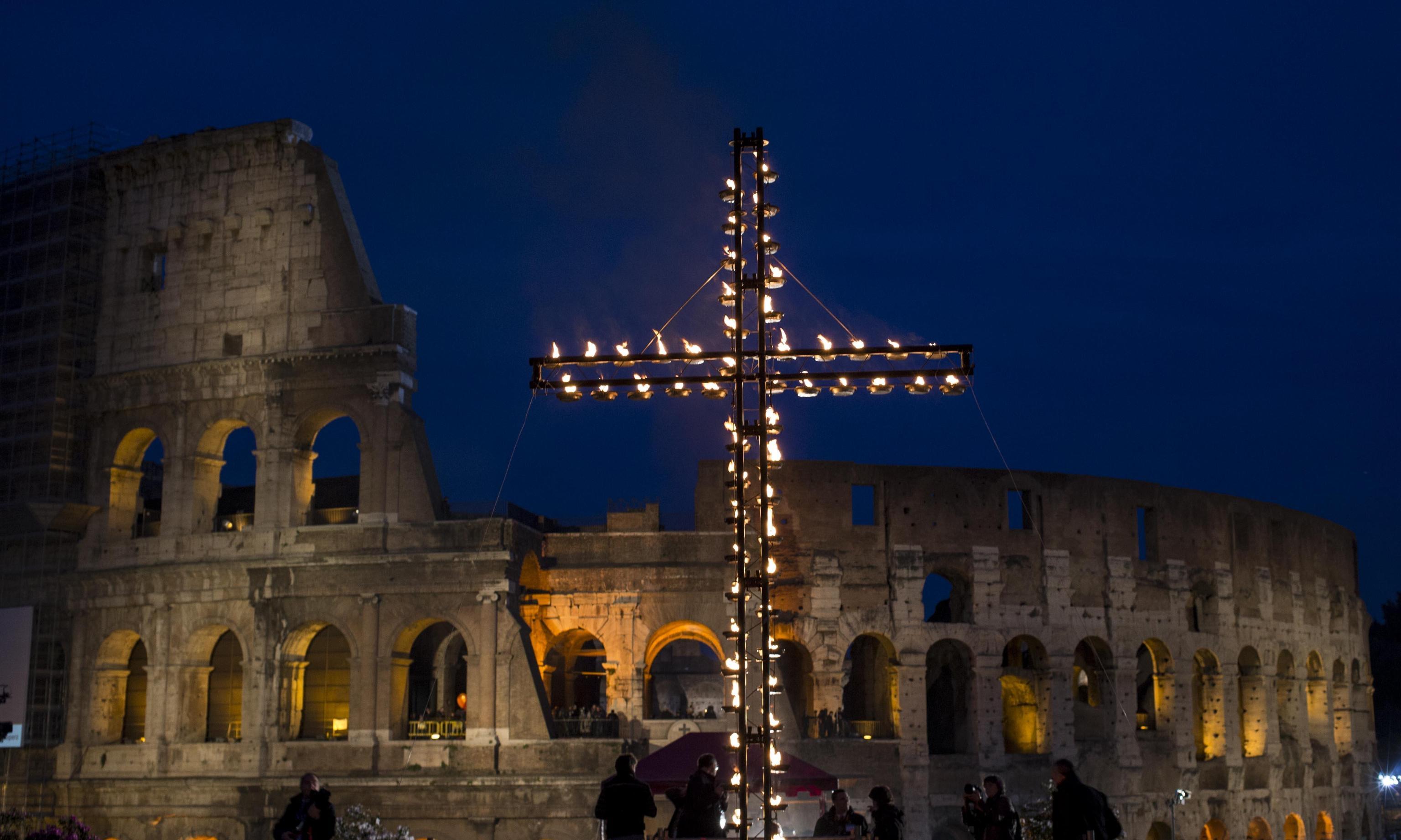 La Via Crucis a Roma. I fedeli aspettano il pontefice Photogallery