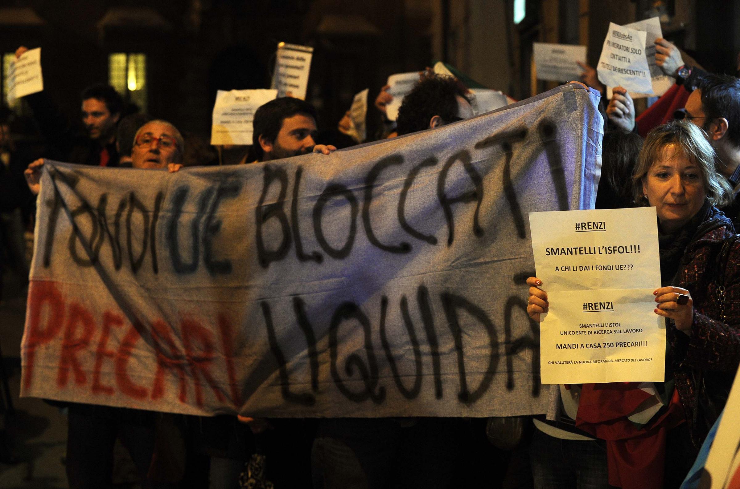 La Protesta Dei Precari Della Ricerca Sotto La Sede Del Pd