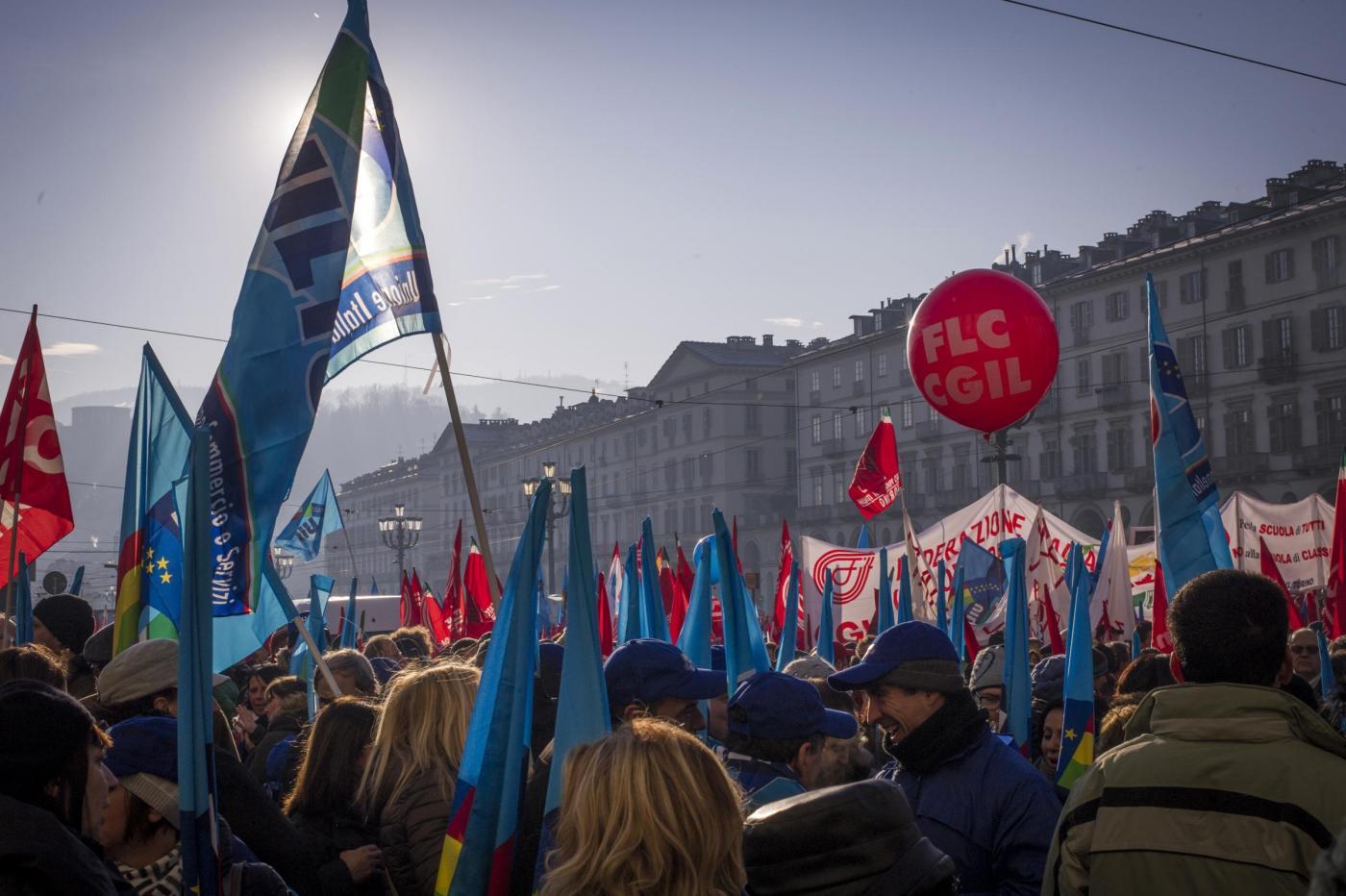 Torino, sciopero generale. Le immagini delle manifestazioni
